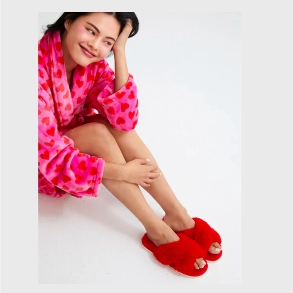 TORRID woman's Cross fur slippers Red size 9